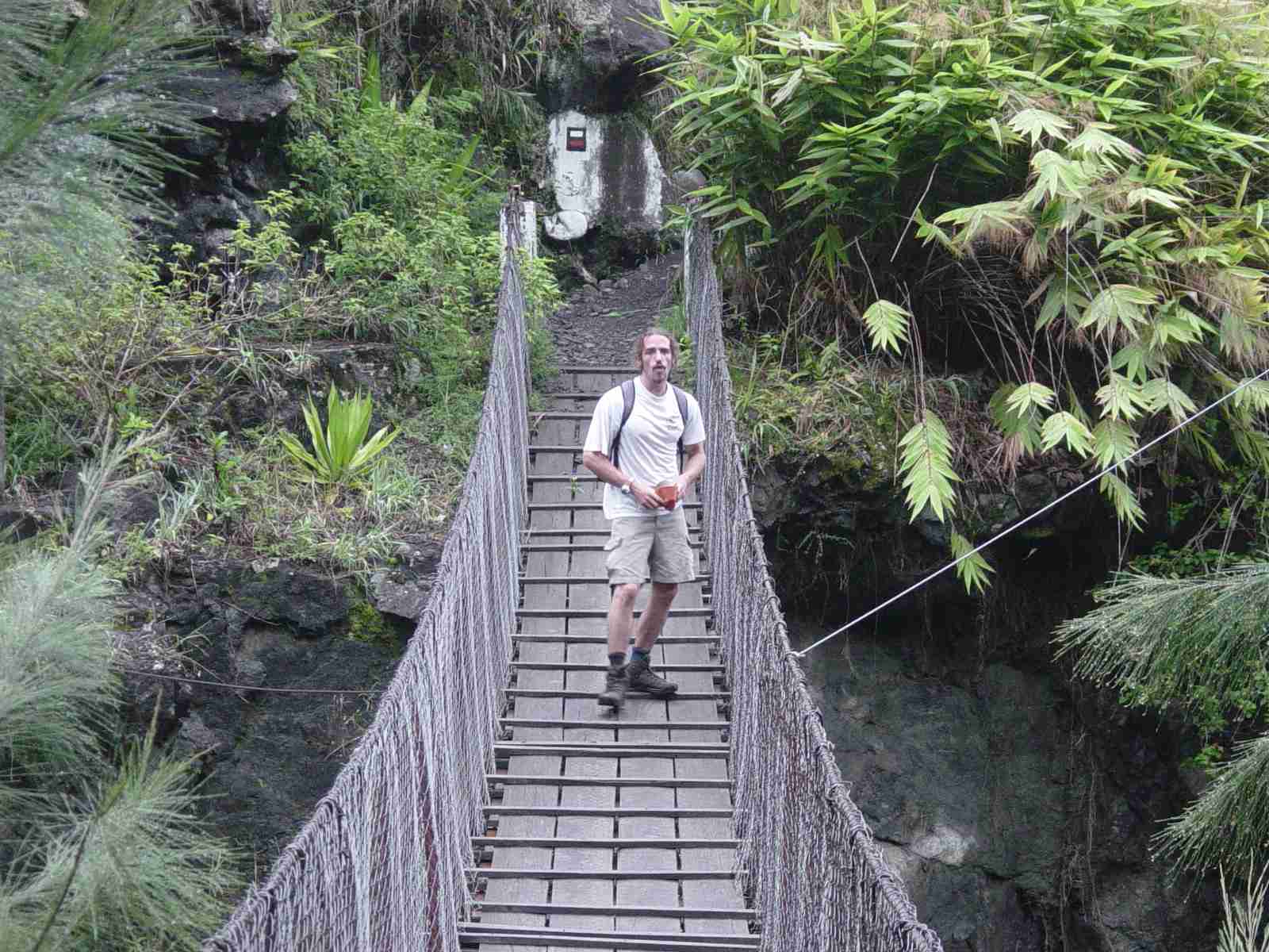 Mathias, sur un pont suspendu vers le piton d'Anchain