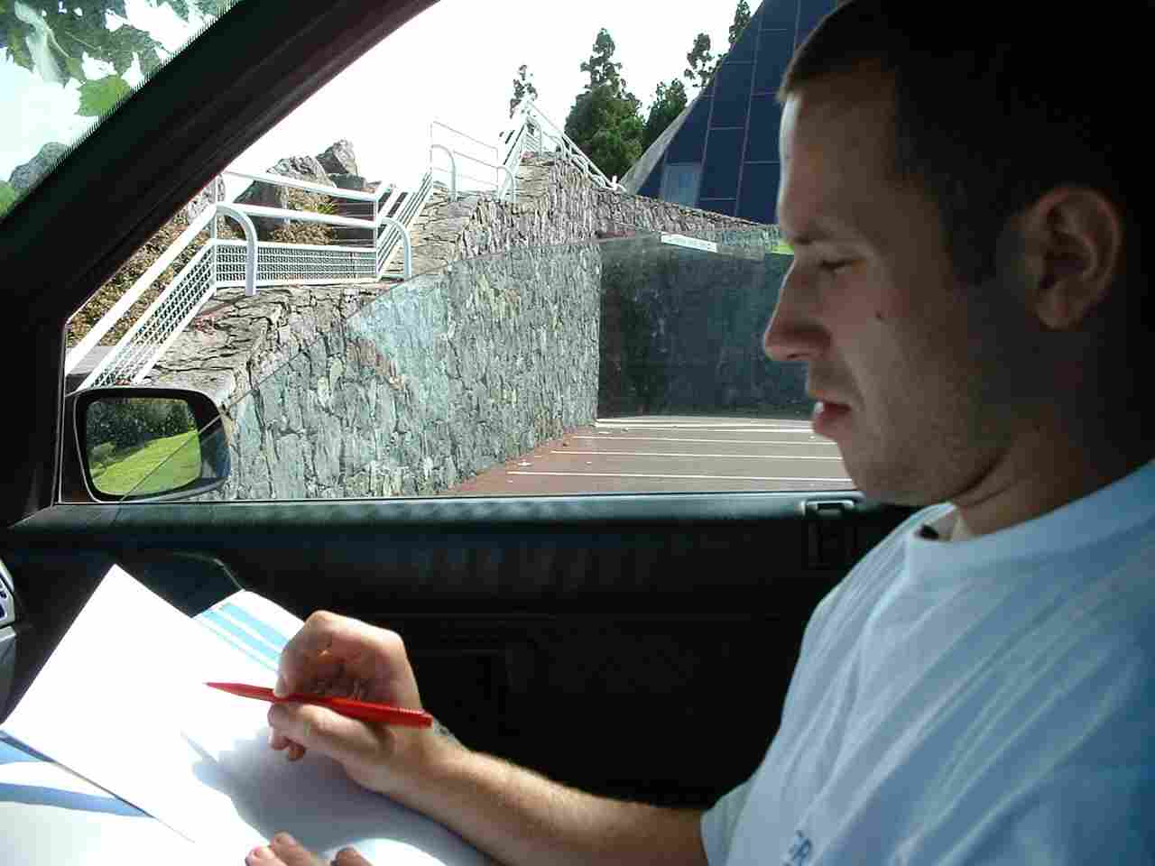 Anthony, brouillon page internet devant maison du volcan