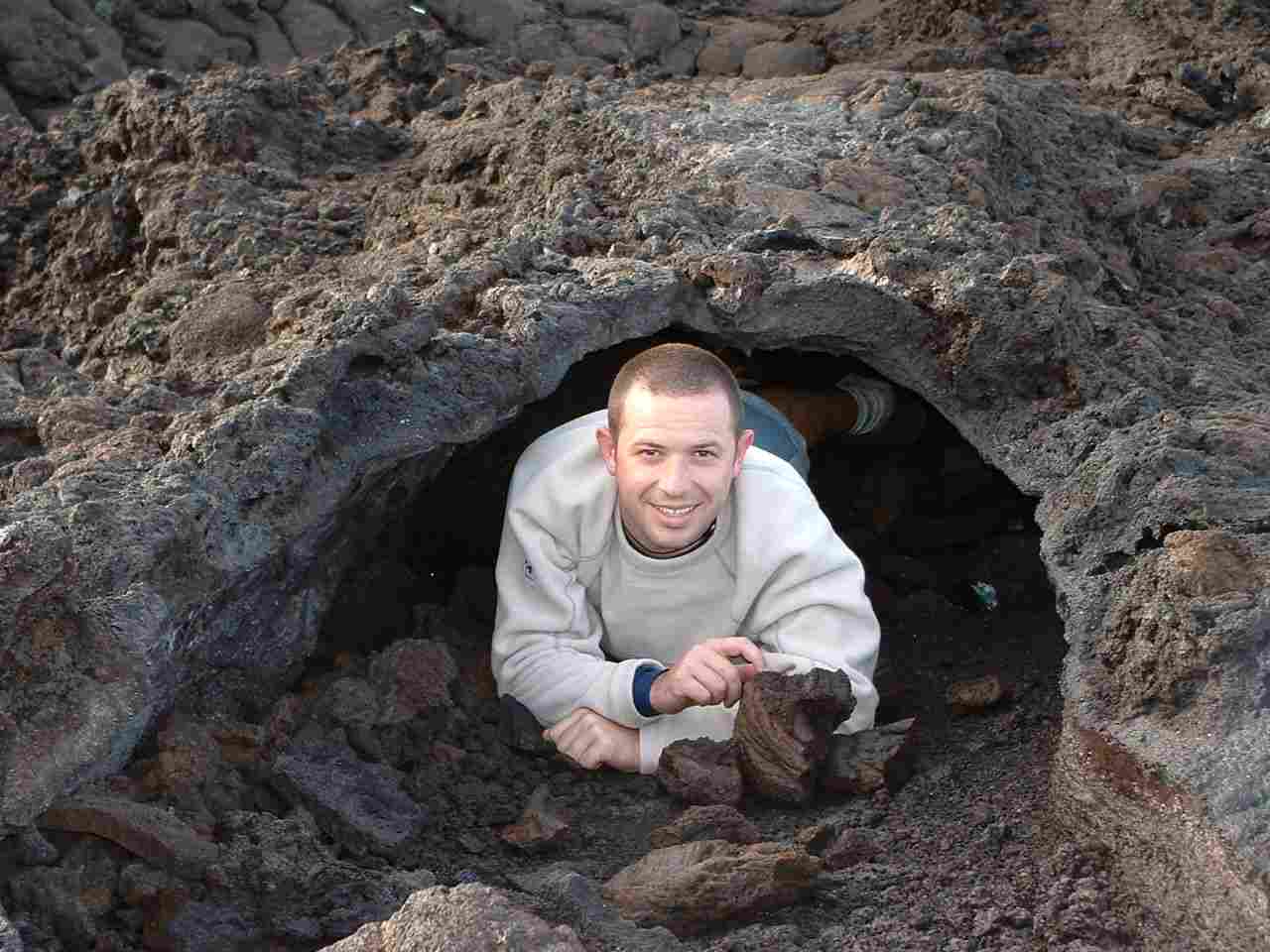 Anthony, dans un tunnel de lave